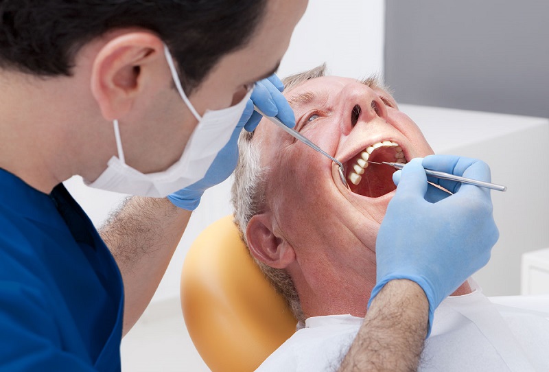 Kiểm tra răng miệng niêm mạc miệng, buccal, và nướu; lưỡi; và vòm miệng để chẩn đoán bệnh 